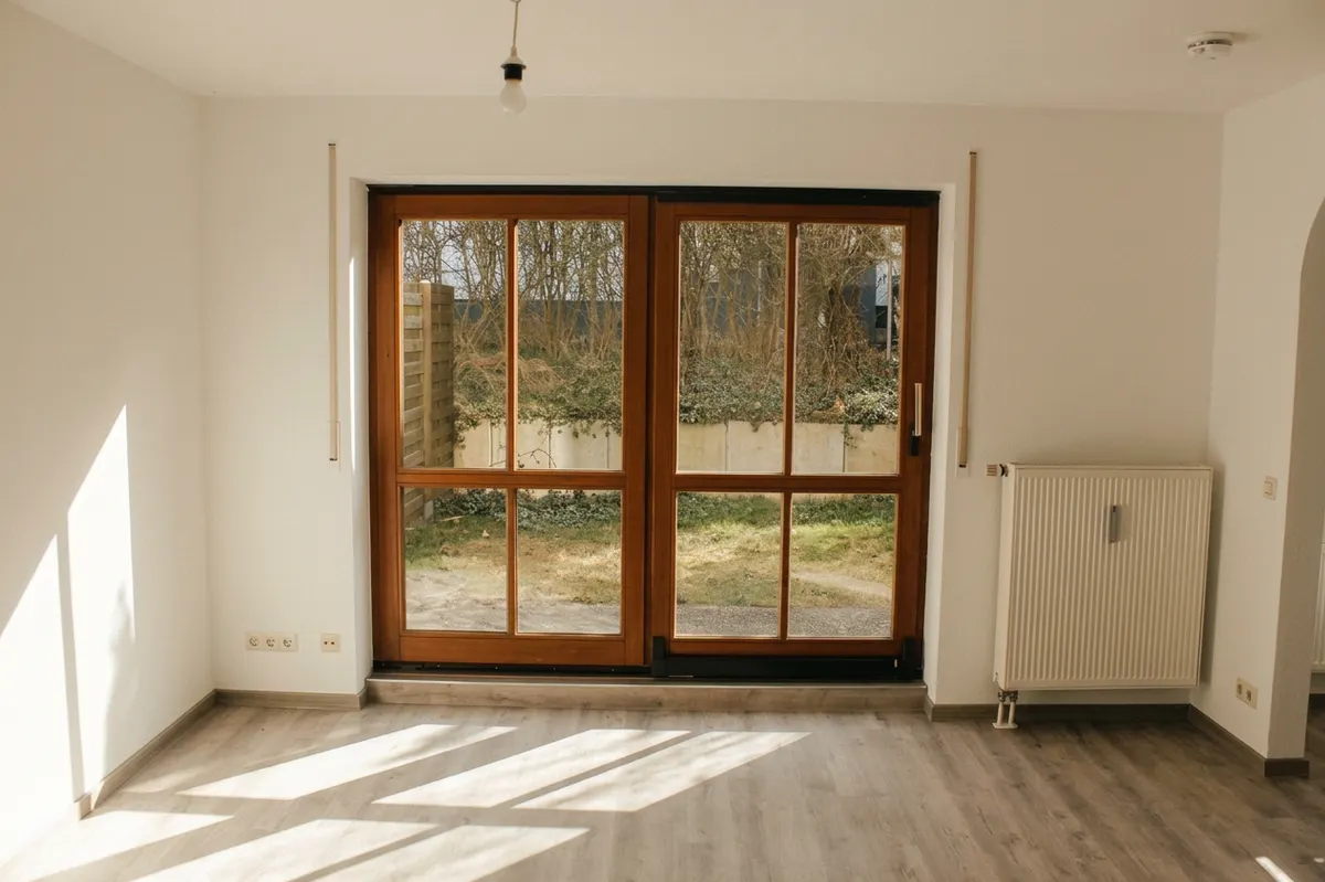 Derselbe Raum nach der Renovierung mit neuem Laminatboden