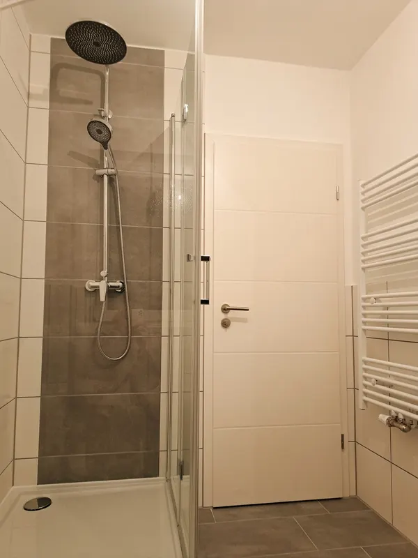 Modern saniertes Bad mit neuer Dusche und Fliesen