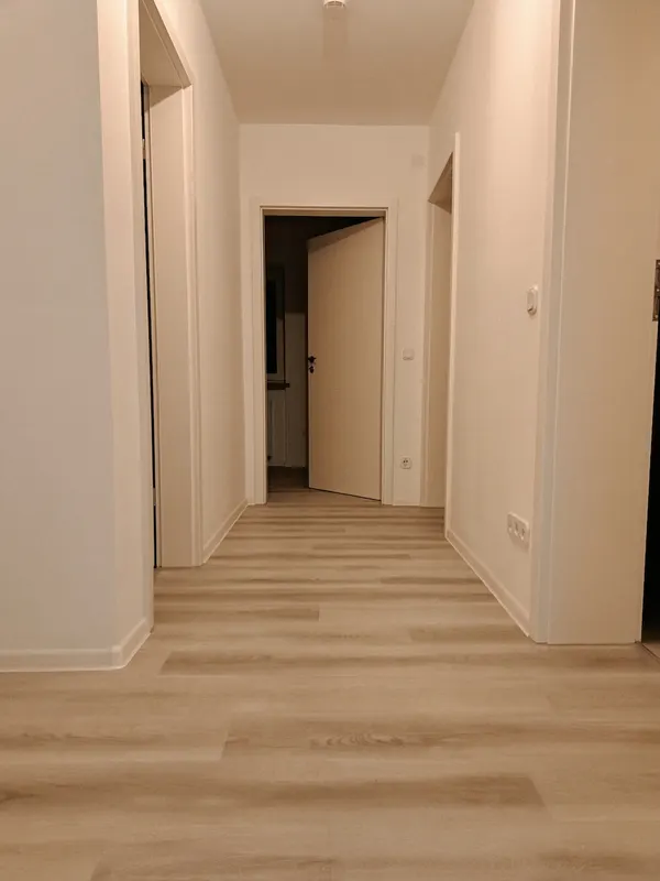 Flur mit neu verlegtem Vinylboden