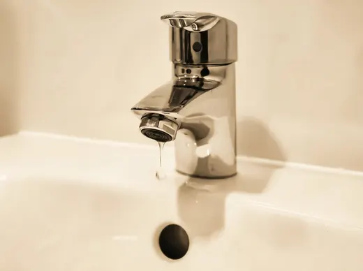 Sanitärinstallation mit neuen Rohrleitungen