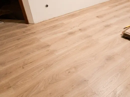 Frisch verlegter Laminatboden in Holzoptik
