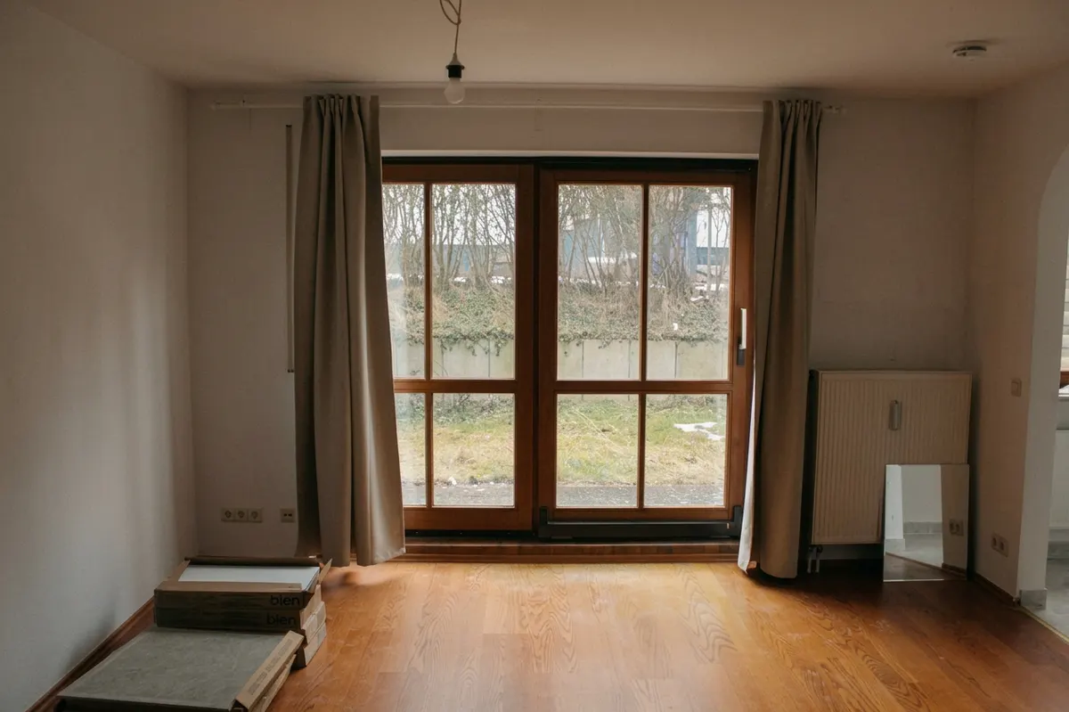 Raum vor der Renovierung mit altem Boden